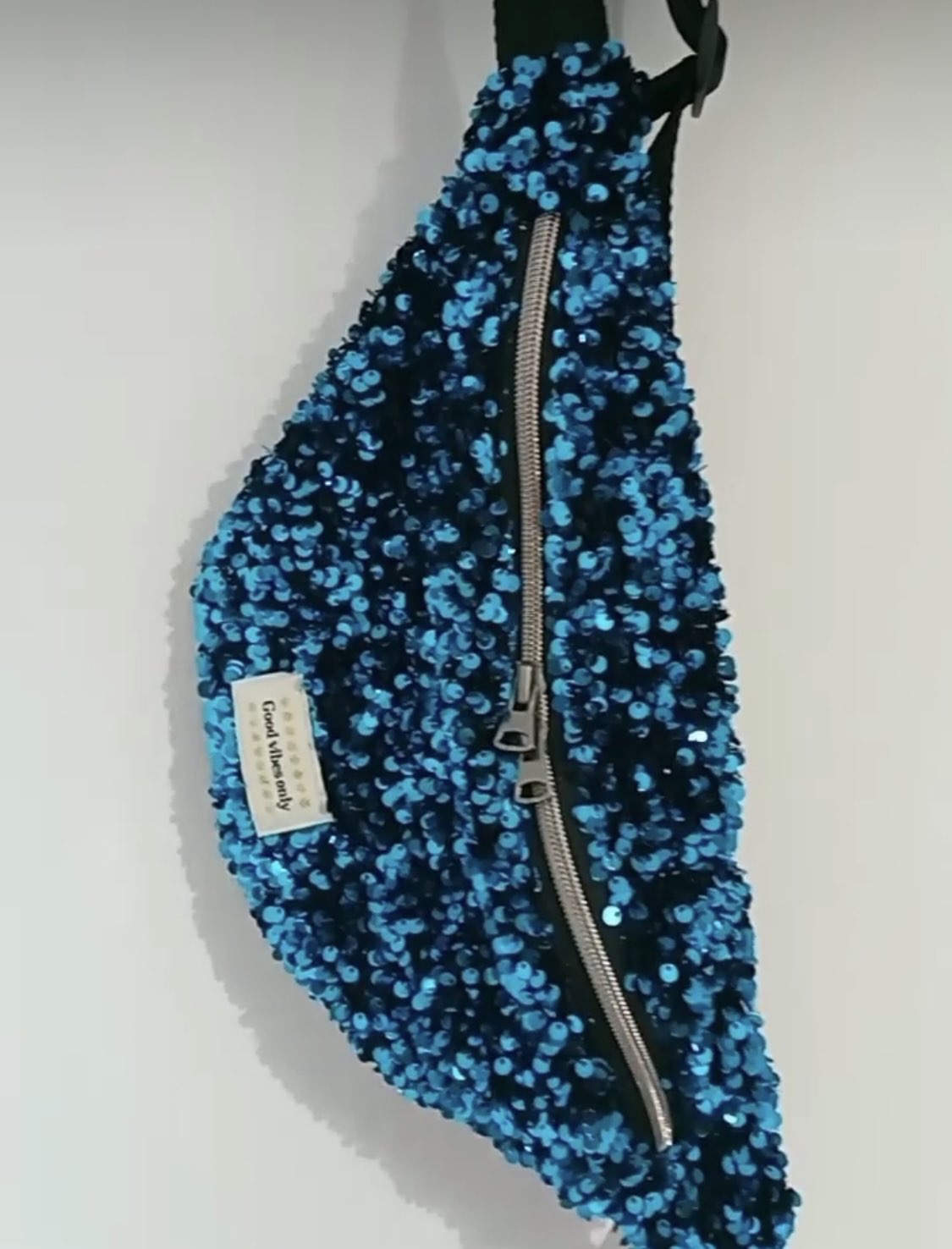 Banane à paillettes bleues